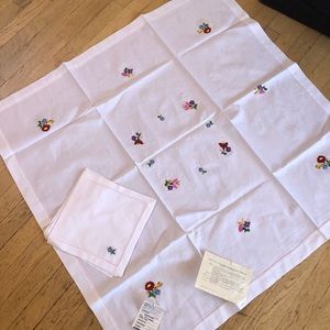 Hungarian vintage tablecloth and napkins set
